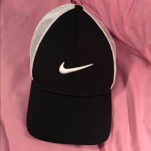 Nike black and white mesh cap